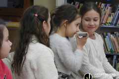 A Vörösmarty iskola 2/a osztályosai a gyermekkönyvtárban - 2025. december 17.