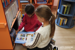 A Vörösmarty iskola 2/b osztályosai a gyermekkönyvtárban - 2026. április 13.