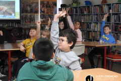 Az Eötvös iskola 2/b. osztályosai a gyermekkönyvtárban - 2025. november 3.