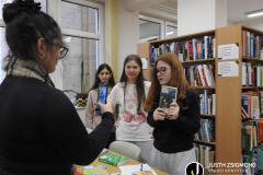 Lapozz velünk! - A Székács iskola 8/a osztályosai a gyermekkönyvtárban - 2025. november 27.